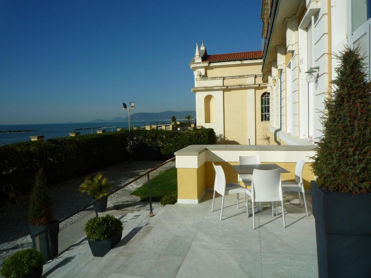 Casa F.A.C.I Hotel Marina di Massa Exterior photo