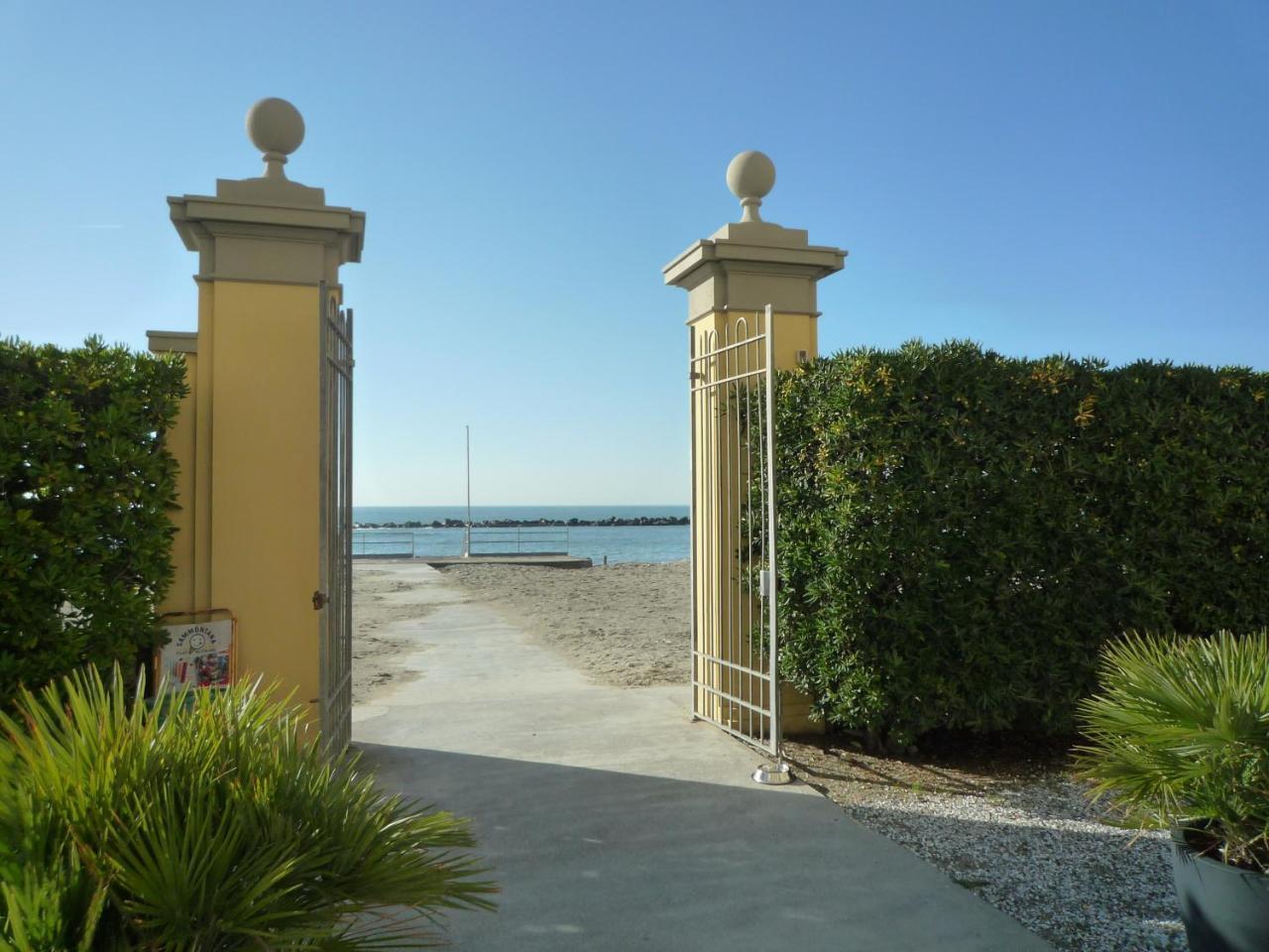 Casa F.A.C.I Hotel Marina di Massa Exterior photo